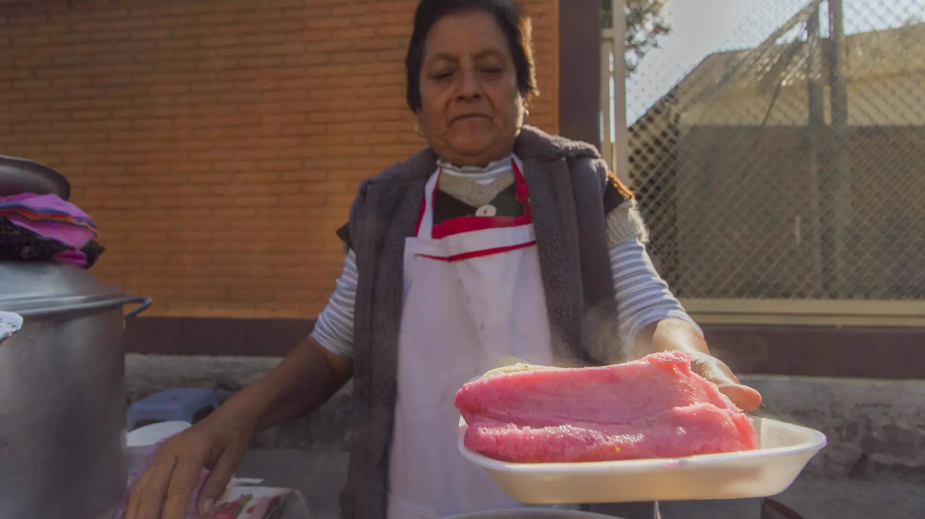 Conocida como doña Vicky, tiene más de tres décadas preparando y vendiendo tamales